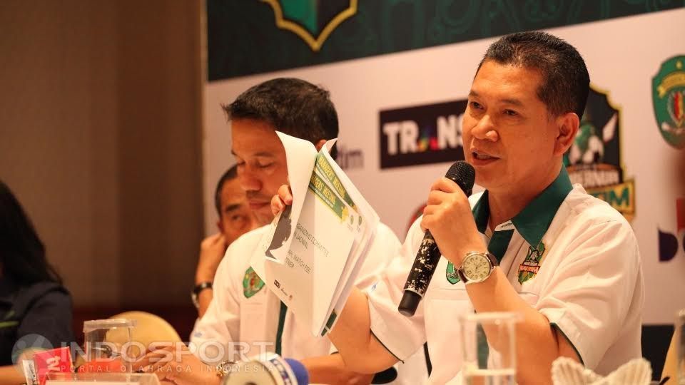 Ketua Organizing Committee (OC) Piala Gubernur Kalimantan Timur, Zuhdi Yahya (kanan) bersama Wakil Ketua Penyelenggara, Yunus Nusi (tengah) saat menjawab pertanyaan wartawan. Copyright: &copy; Herry Ibrahim/INDOSPORT